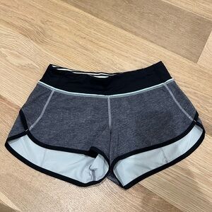 LULULEMON SPEED-UP SHORT SIZE 4 2.5 INCH LINED - GRAY + BLACK
